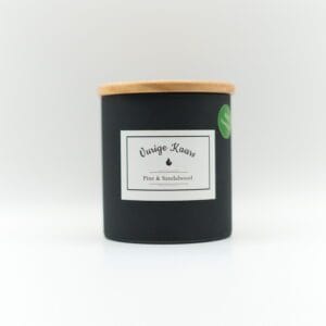 biologische-etherische-dennen-sandelhout-kaars-zwart